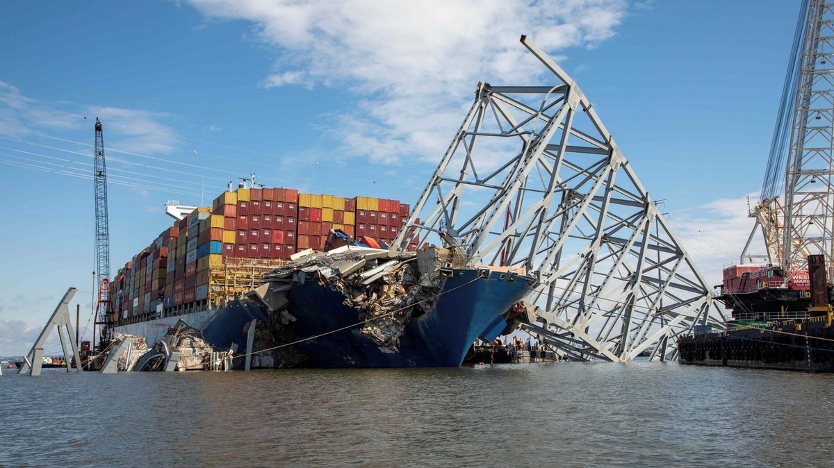 Členové posádky lodě, která narazila do baltimorského mostu, jsou už více než dva roky drženi v USA. Přitom je z ničeho neobvinili